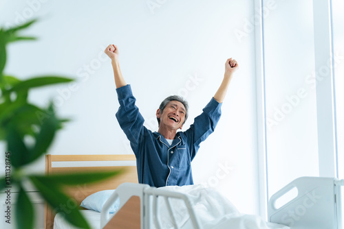 Quadro su tela ベッド、男性、シニア、入院、爽快、スッキリ、朝、起きる、起床、寝室、日本人、高齢者、老人、お年寄り、元気、健康、ヘルスケア、睡眠、改善、回復、快適、介護、患者、