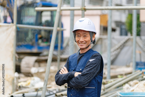 Cuadro en lienzo 作業員、男性、シニア、工事、大工、建設、親方、職人、トラック、仕事、土木、労働者、日本人、笑顔、ミドル、中高年、日雇い、職業、産業、ニッカポッカ、作業服、自信、