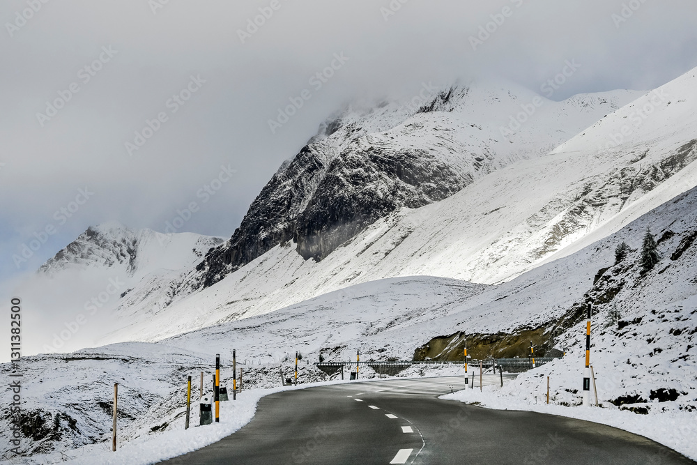 Albula, Albulapass, Passstrasse, Bergstrasse, Albulapass, Passhöhe, Park Ela, Bergün, Wanderweg, Graubünden, Engadin, La Punt Chamues-ch, Alpen, Herbst, Wintereinbruch, Schneedecke, Schweiz