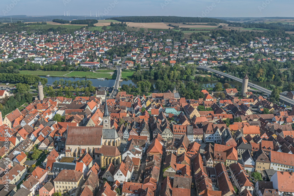 Obraz premium Das Maintal rund um die sehenswerte Kleinstadt Ochsenfurt in Unterfranken von oben