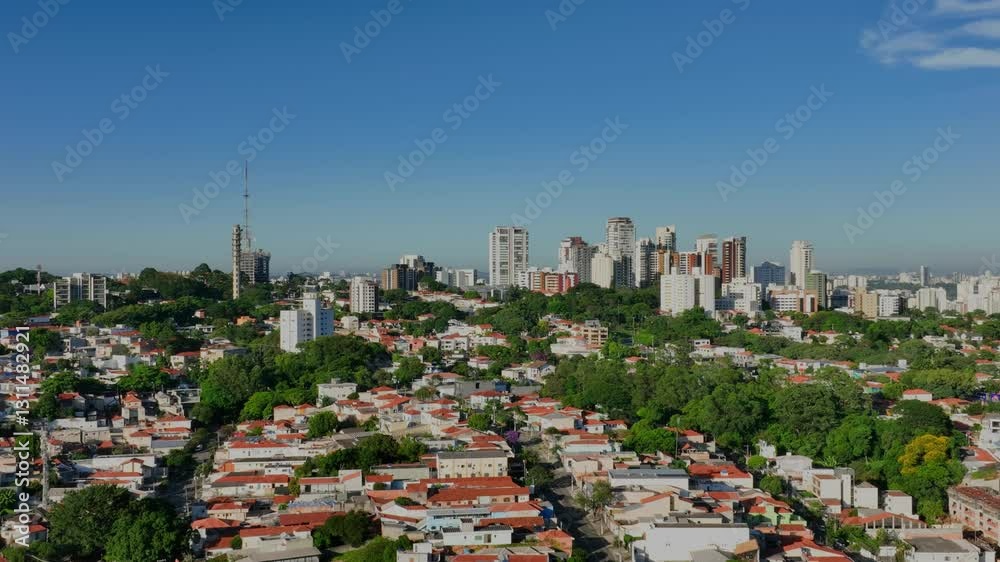 A Lapa, um dos bairros mais tradicionais de São Paulo, ganha uma nova dimensão vista do alto. Com imagens captadas por drone, é possível apreciar sua dinâmica urbana, a mistura de construções.