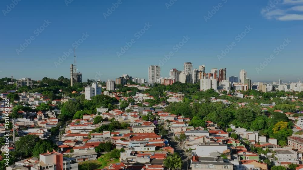 A Lapa, um dos bairros mais tradicionais de São Paulo, ganha uma nova dimensão vista do alto. Com imagens captadas por drone, é possível apreciar sua dinâmica urbana, a mistura de construções.