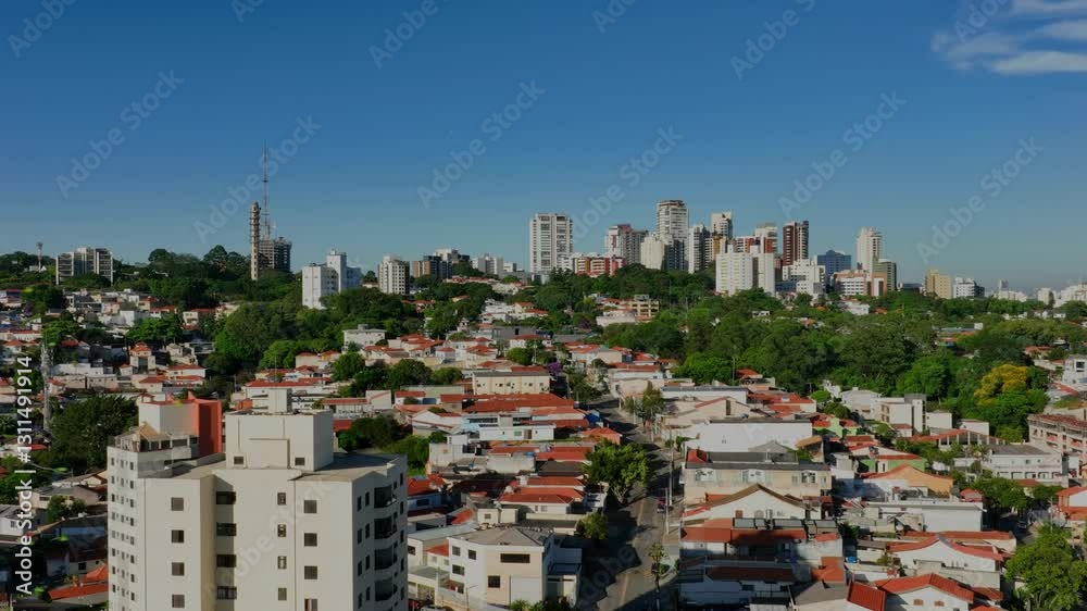 A Lapa, um dos bairros mais tradicionais de São Paulo, ganha uma nova dimensão vista do alto. Com imagens captadas por drone, é possível apreciar sua dinâmica urbana, a mistura de construções.