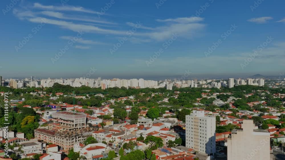 A Lapa, um dos bairros mais tradicionais de São Paulo, ganha uma nova dimensão vista do alto. Com imagens captadas por drone, é possível apreciar sua dinâmica urbana, a mistura de construções.