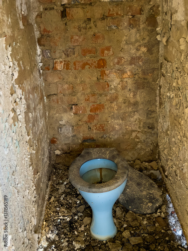Obraz na płótnie old toilet in the old abandoned building vertical w salonie
