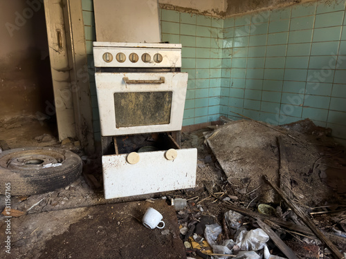 Obraz na płótnie gas stove in the kitchen in an old dilapidated demolished house w salonie