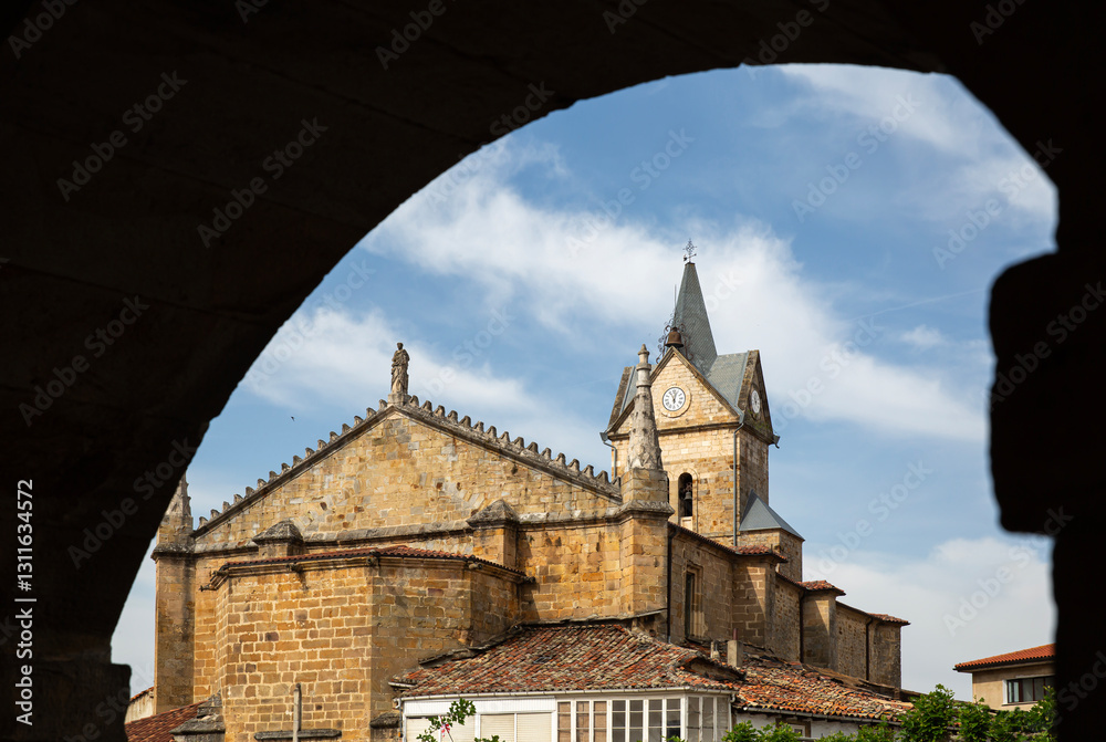 Fototapeta premium Vista de una iglesia desde unos soportales