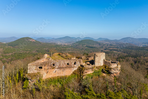 BURGRUINE LINDELBRUNN BEI VORDERWEIDENTHAL / Pfälzerwald / Drohnenaufnahmen