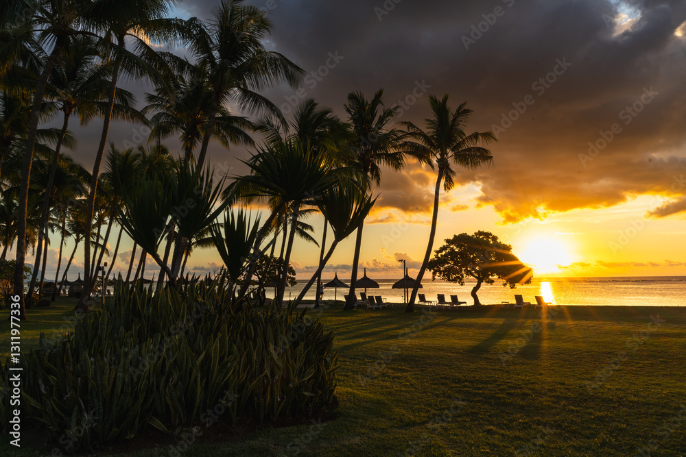 Obraz premium Sunset at Mauritius Beach – A Breathtaking Tropical Evening..