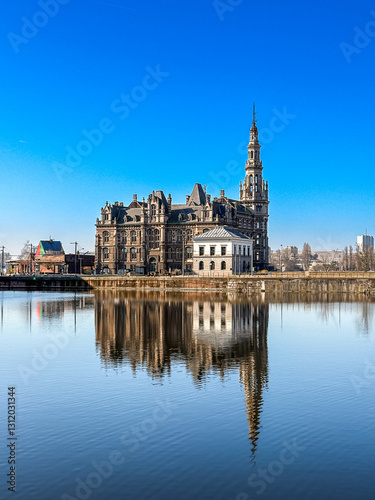 Obraz na płótnie Antwerp is on the River Scheldt, linked to the North Sea by the Westerschelde estuary. w salonie