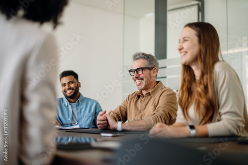 Foto A diverse group of professionals in a business meeting, engaged in a conversation