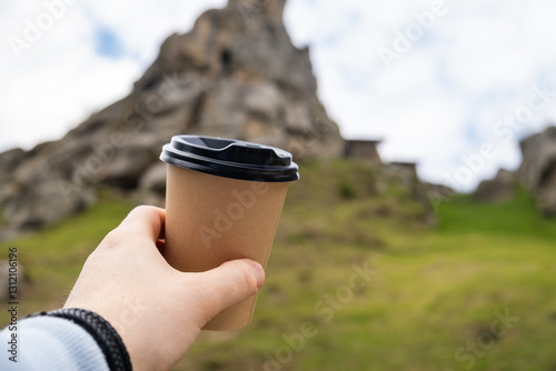 Obraz na płótnie Coffee in Nature: A Scenic Mountain View w salonie