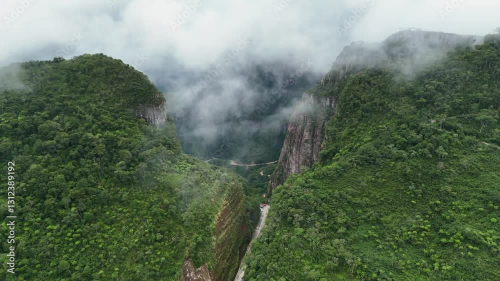 Serra catarinense em Santa Catarina com cena aérea de drone da fenda da Serra do Corvo Branco Serra catarinense em Santa Catarina com cena aérea de drone da fenda da Serra do Corvo Branco