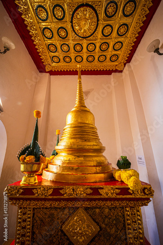 Obraz na płótnie Climb the prang to pay homage to the Buddha's relics at a large Phra Si Rattana Mahathat is a Buddhist temple (wat) event tourist attractions It is a major tourist attraction Phitsanulok,Thailand. w salonie