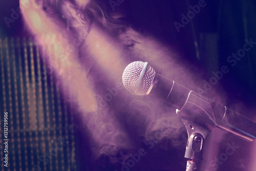 Photos Micrófono en escenario, iluminado por luces de colores, con ambiente vibrante de un concierto pop rock