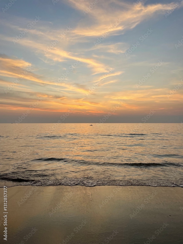 Fototapeta premium Travel, Beach Holiday Destination, Paradise, Sunsets and views on island in Thaialnd