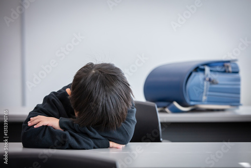 Tableau sur toile 落ち込む小学生