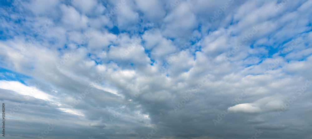 Fototapeta premium The sky is cloudy and the sun is shining through the clouds