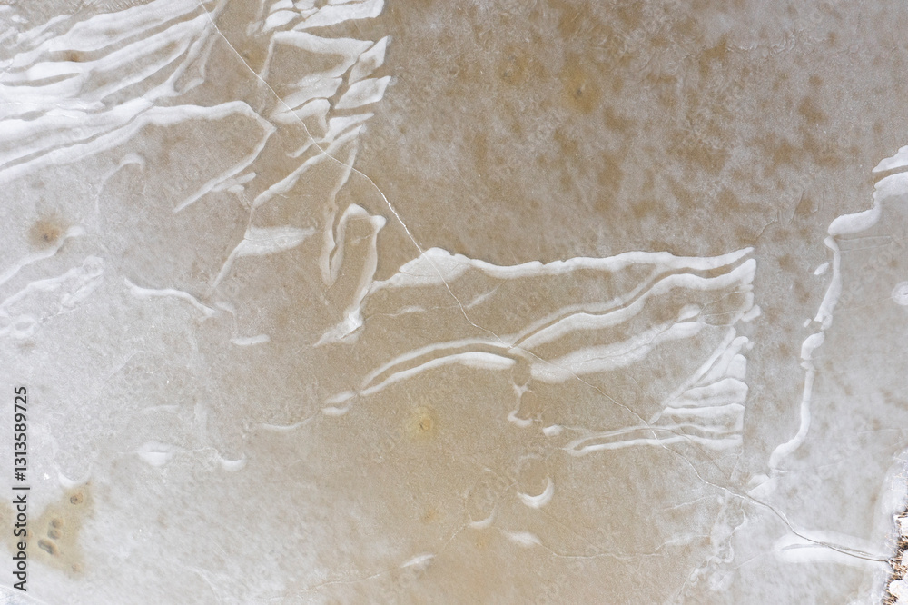 Φωτογραφία The texture of a frozen lake and pieces of floating ice in the water