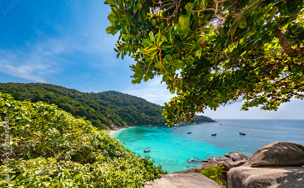 Φωτογραφία Viewpoint of Sailboat rock, Mu Ko Similan National Park,  is a continental archipelago in the Andaman Sea off the coast of, and part of, Phang Nga Province in southern Thailand
