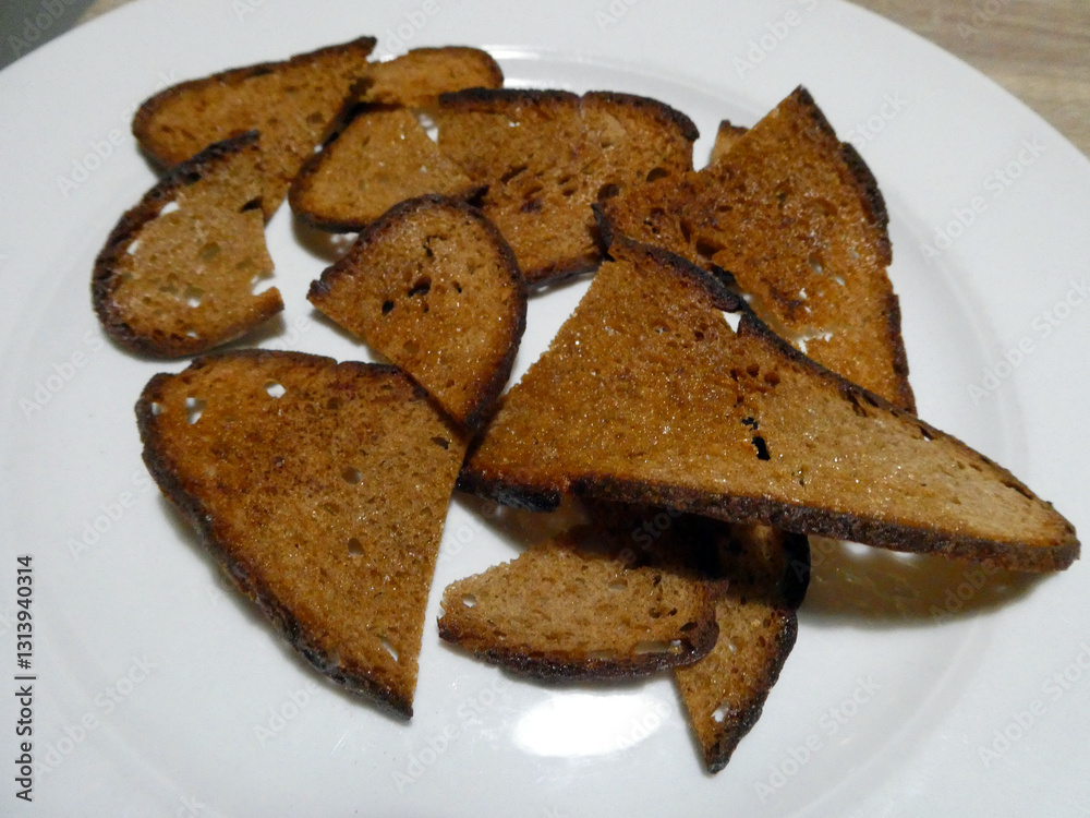 geröstete Brotscheiben für Salat geröstete Brotscheiben für Salat