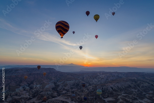 Obraz na płótnie Hot air balloons at sunrise in Goreme, Cappadocia, Turkey w salonie