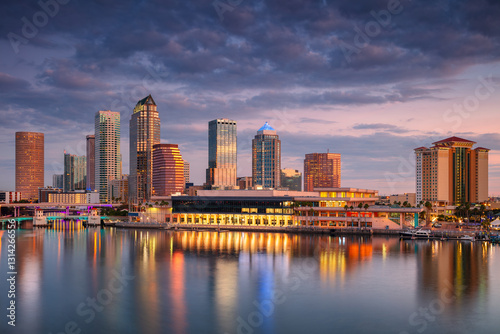 Obraz na płótnie Tampa, Florida, USA. Aerial cityscape image of Tampa, Florida with reflection of the city skyline in the water at beautiful sunrise. w salonie
