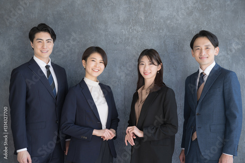 横並びのビジネスマン4人の複数　コンサルタント、不動産、士業などのイメージの信頼や誠実なイメージ　