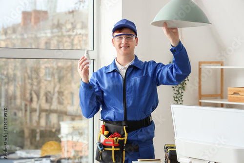 Male electrician changing l...