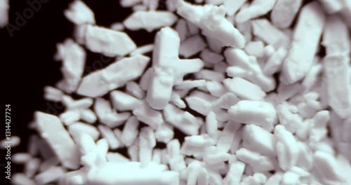 Microscopic 100x view of Sodium Carbonate (Na2CO3) crystals showing monoclinic structure and efflorescence patterns. Most widely used in glass production, detergents, and water treatment