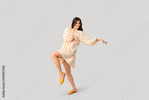Happy young woman in stylis...