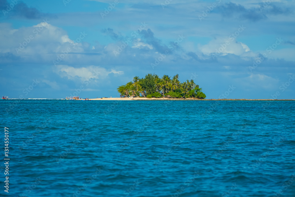 Obraz premium Tropical island emerging from the ocean in siargao, philippines