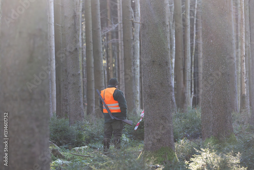 Jäger bei Treibjagd in Warnweste