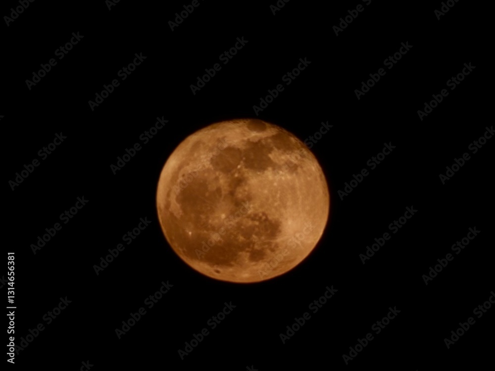 Obraz premium Full moon against a dark sky. Celestial beauty. Lunar photography.
