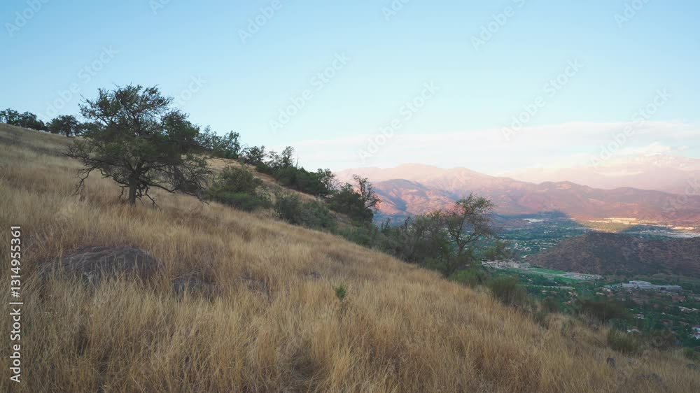 Suave paneo de cámara a travez de suaves salinas mostrando al fondo la cordillera de Los Andes y las montañas en un atardecer