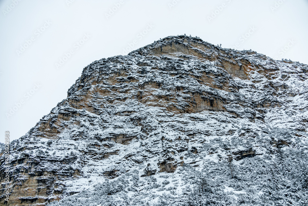 Ein Spaziergang durch den Tiefschnee in der Südtiroler Region am Berggasthaus Pederü - Südtirol - Italien