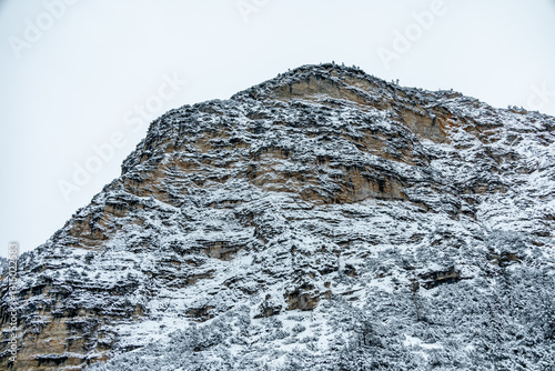 Obraz na płótnie Ein Spaziergang durch den Tiefschnee in der Südtiroler Region am Berggasthaus Pederü - Südtirol - Italien w salonie