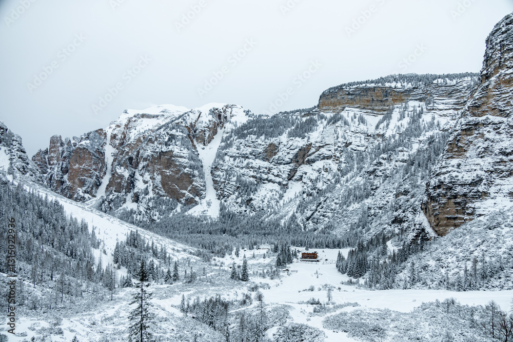 Ein Spaziergang durch den Tiefschnee in der Südtiroler Region am Berggasthaus Pederü - Südtirol - Italien