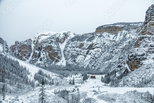 Obraz na płótnie Ein Spaziergang durch den Tiefschnee in der Südtiroler Region am Berggasthaus Pederü - Südtirol - Italien w salonie