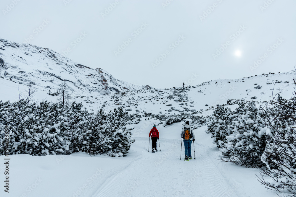 Ein Spaziergang durch den Tiefschnee in der Südtiroler Region am Berggasthaus Pederü - Südtirol - Italien