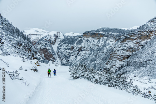 Ein Spaziergang durch den Tiefschnee in der Südtiroler Region am Berggasthaus Pederü - Südtirol - Italien
