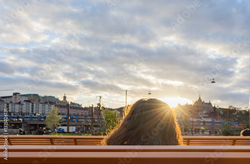 Tourist betrachtet den Sonnuntergang in stockholm