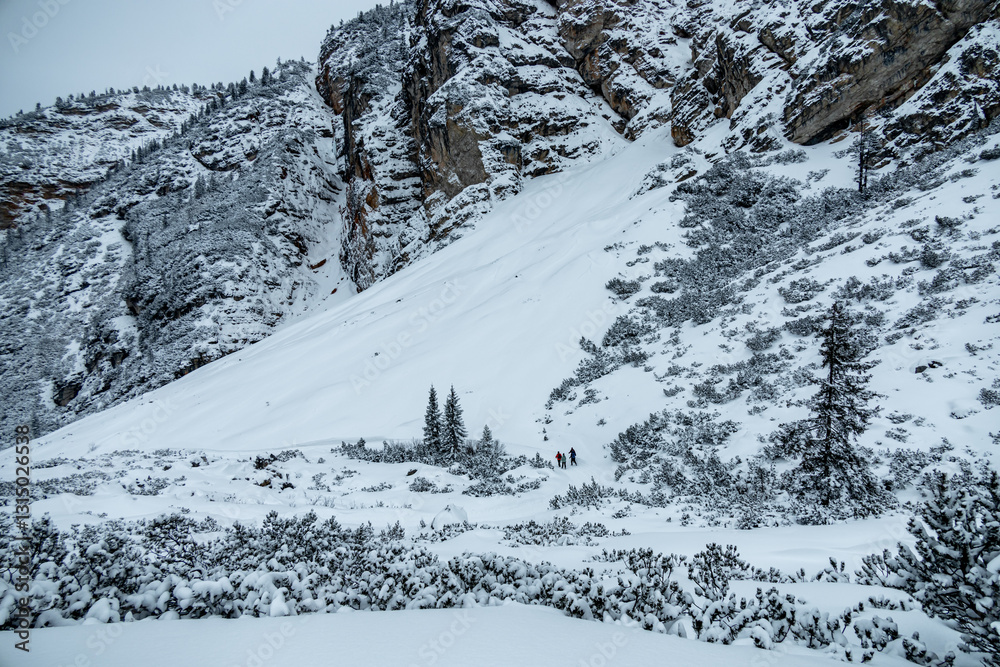 Ein Spaziergang durch den Tiefschnee in der Südtiroler Region am Berggasthaus Pederü - Südtirol - Italien