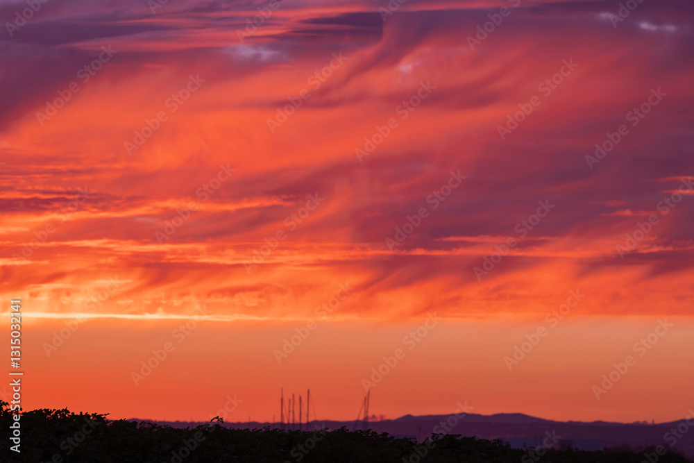 Atardecer de colores vibrantes cerca del Río Atardecer de colores vibrantes cerca del Río