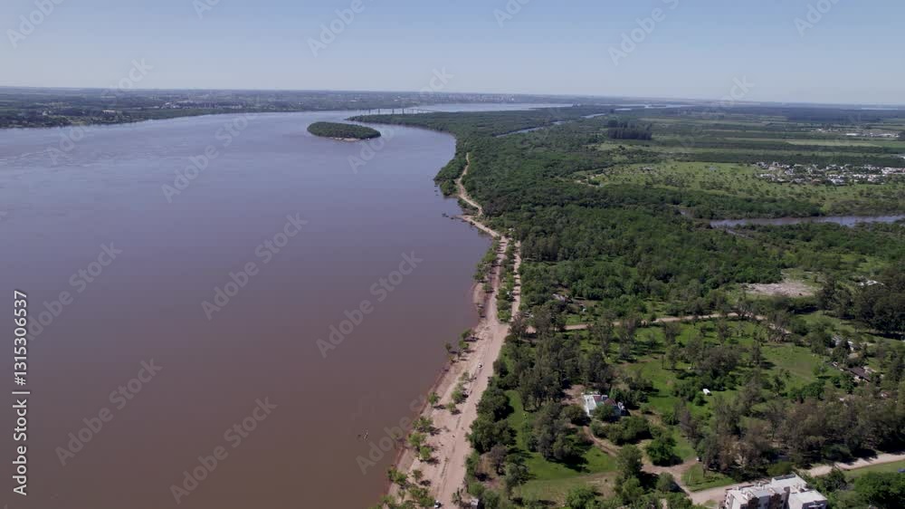 Río. Poblado al lado de un río. Asentamiento. Costa. Río Paraná, Colon, Entre Ríos, Argentina.