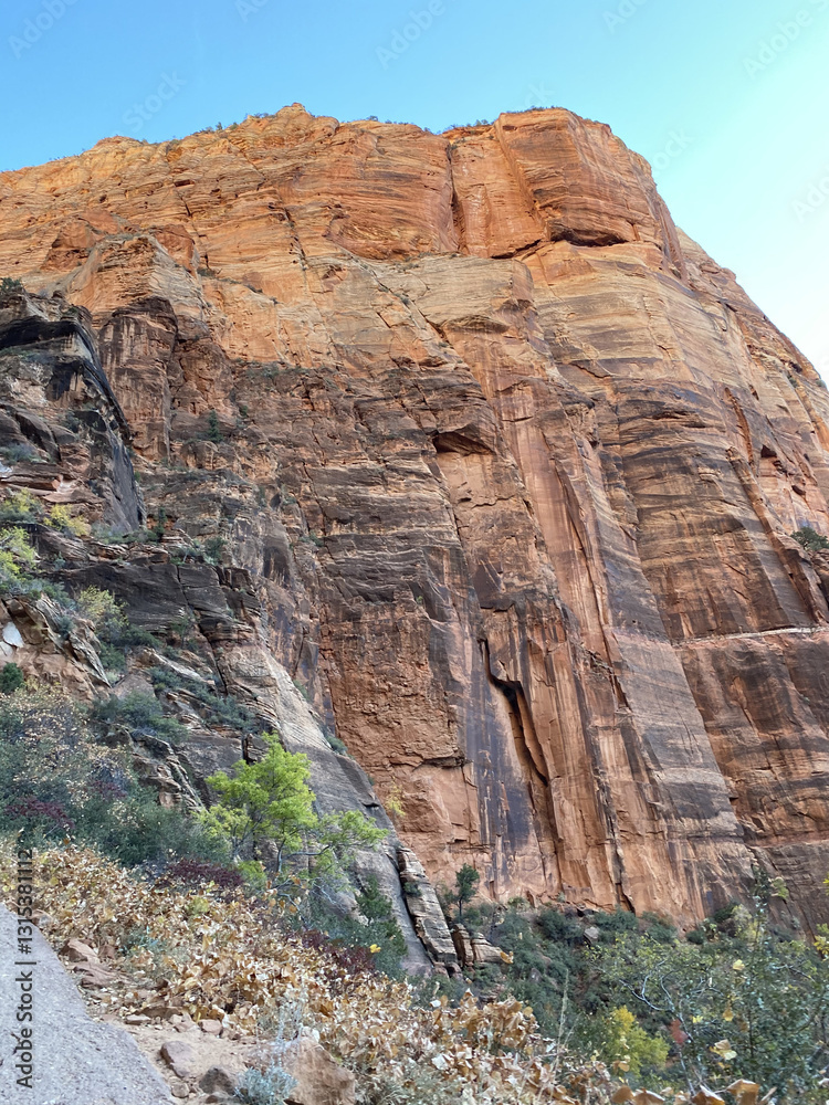 Fototapeta premium Epic Hiking Trails of Zion & Bryce Canyon: Breathtaking Landscapes of Utah’s Red Rock Wilderness