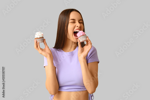 Young woman with sweet cupc...