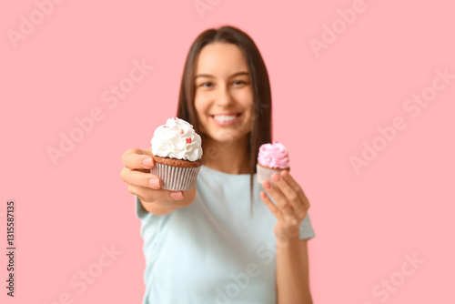 Young woman with sweet cupc...