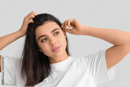 Young woman with dandruff p...