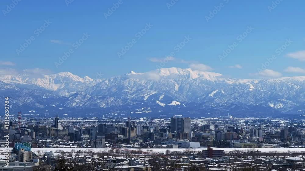 タイムラプス雪の冬景色積雪の富山市街地と冠雪の北アルプス薬師岳の上に雲飛行機雲 タイムラプス雪の冬景色積雪の富山市街地と冠雪の北アルプス薬師岳の上に雲飛行機雲